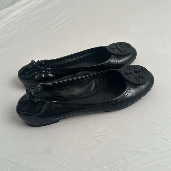 Tory Burch Reva black patent leather round medallion logo travel flat shoes - Picture 2 of 9